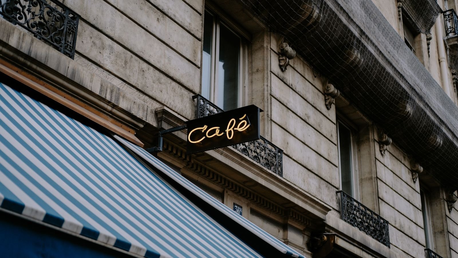 Devanture de café sur une rue de quartier.